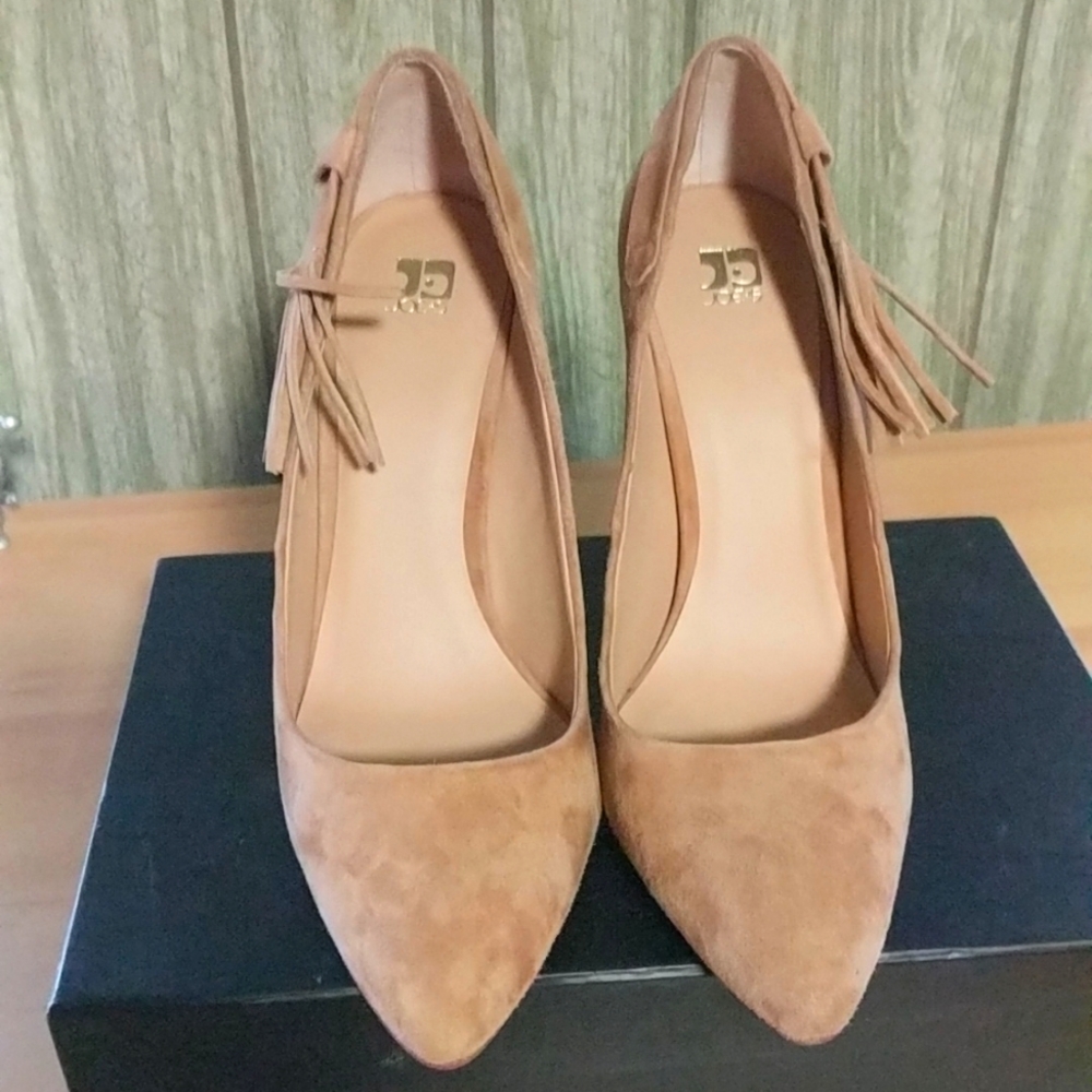 Size 10 suede JLo pumps barely worn